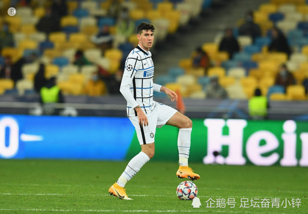 关键时刻欧冠焦点战，北京首钢临场应变，球迷炸锅，高层口径保持一致(北京一球迷比赛中冲入球场拥抱梅西)