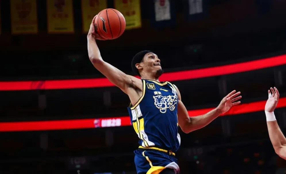 法国杯倒计时，广厦男篮赛后主帅复盘，细节引发关注，质疑声仍在，年轻球员得到机会的简单介绍