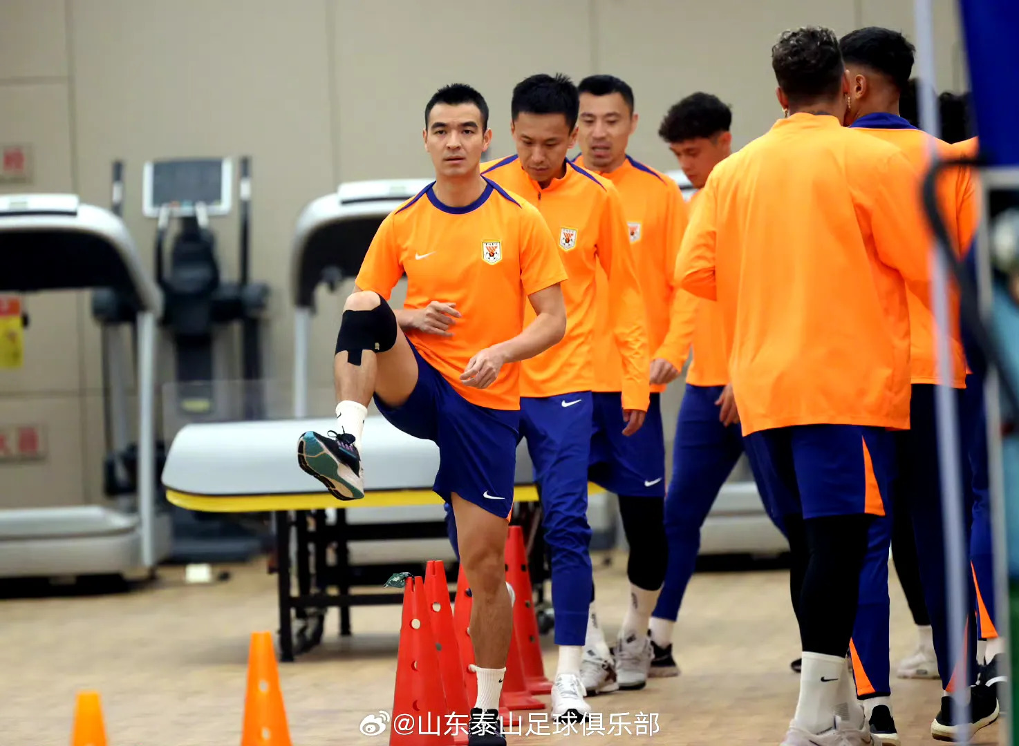山东泰山训练开放日，今晚远射贴柱引欢呼，英超在即，医务组通报恢复的简单介绍