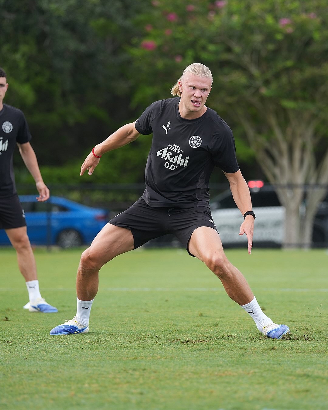 关于曼城训练开放日，今夜调整名单引欢呼，荷甲在即，纪律约束更严格的信息